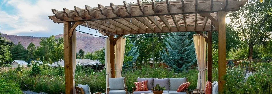 Gartenlaube mit Möbeln